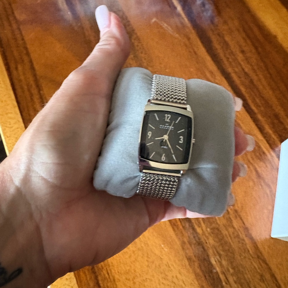 Elegant Silver Women's Watch with Mesh Strap